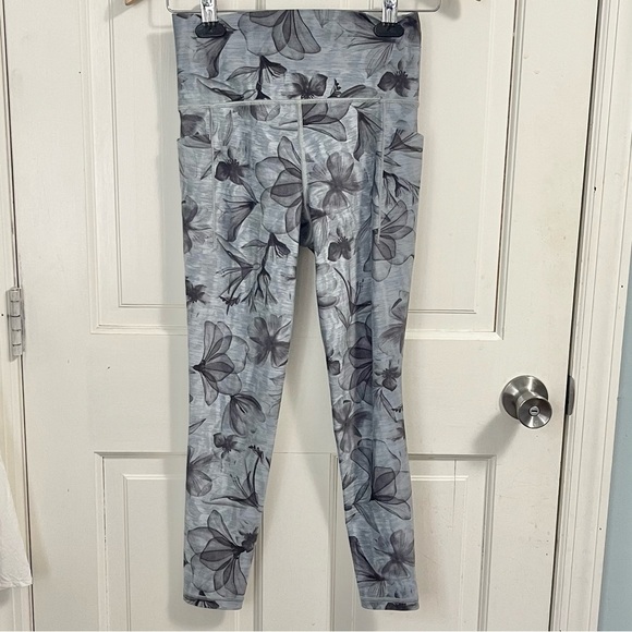 Athleta Salutation Stash Pocket 7/8 Legging Size XS Floral Athleisure Yoga - Picture 2 of 9